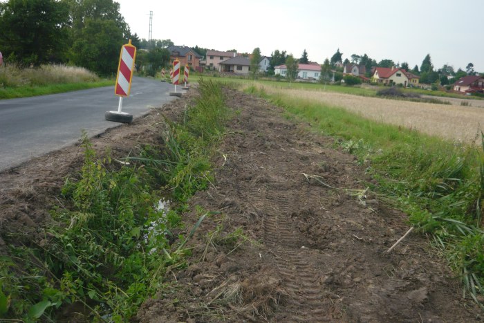 Zasypaný výkop podél silnice na Krahulov (26.7.2011)
