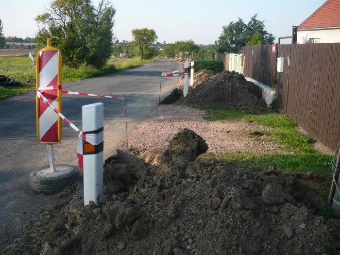 Výkopy pro napojení nové trafostanice na domy v Lukách (24.8.2011)