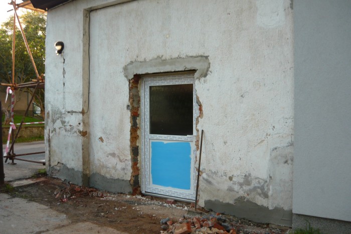 Nové dveře do dílny v přední části spolkového domu (13.10.2011)
