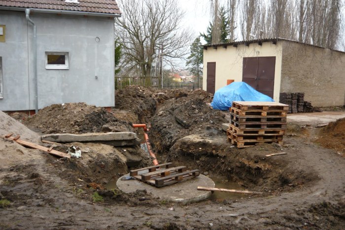 Budování odvodnění od nové jímky (19. března 2011)
