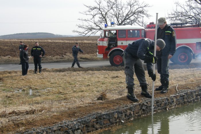 Dobrovolní hasiči z Vysokého Újezda při čištění odtoku (4.3.2012)
