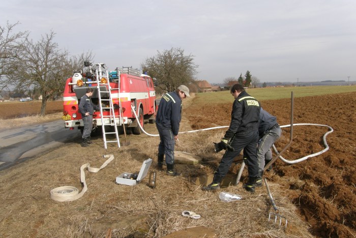 Dobrovolní hasiči z Vysokého Újezda při čištění odtoku (4.3.2012) - akce byla úspěšná, voda zmizela do dvou dnů